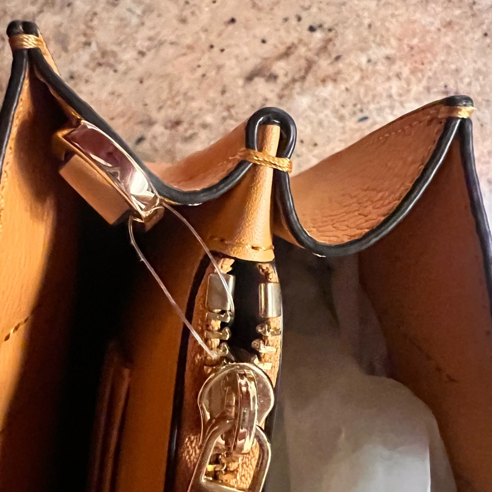 Michael Kors MERCER MD MESSENGER 
Cider color new without tags - Picture 3 of 5